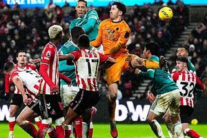 Virgil van Dijk đánh đầu ghi bàn cho Liverpool trong chiến thắng 1-0 trước Sunderland.