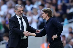 Ange Postecoglou (trái) và Thomas Frank khi gặp nhau ở Premier League.