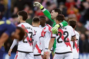 Rayo Vallecano đang sa sút đã gây bất ngờ khi đánh bại Atletico Madrid 3-0.
