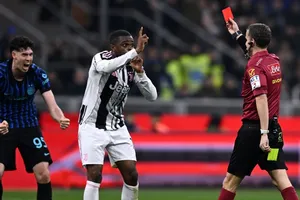 Pierre Kalulu tỏ ra không tin vào quyết định trong khi Alessandro Bastoni nắm chặt tay ăn mừng.