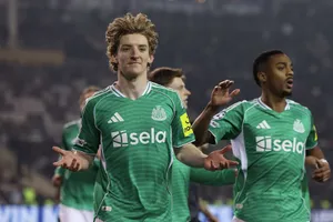 Anthony Gordon là cầu thủ đầu tiên ghi 4 bàn thắng trong hiệp một của một trận knock-out Champions League.