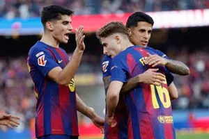 Barcelona thắng dễ 3-0 trước Levante để giành lại vị trí dẫn đầu La Liga.