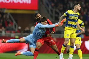 Ruben Loftus-Cheek phải nhập viện sau va chạm với thủ môn Parma.