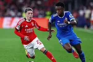 UEFA cấm Gianluca Prestianni (trái) sau cáo buộc có hành vi phân biệt chủng tộc đối với Vinicius Junior.