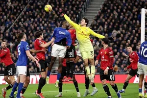 HLV Michael Carrick ca ngợi thủ môn Senne Lammens sau chiến thắng 1-0 trước Everton.