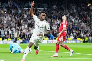 Vinicius ấn định chiến thắng 2-1 và thắng chung cuộc 3-1 cho Real Madrid trước Benfica.
