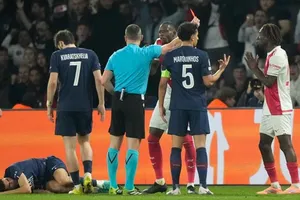 Thẻ đỏ của Mamadou Coulibaly khiến Monaco hòa 2-2 với Paris Saint-Germain trong trận lượt về vòng play-off.