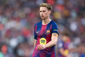 Chấn thương của Frenkie de Jong đến vào thời điểm đặc biệt khó khăn đối với HLV Hansi Flick và Barcelona.
