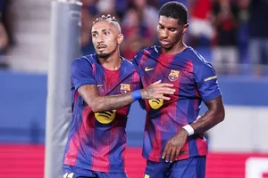 Raphinha và Marcus Rashford nằm trong số những cái tên nổi tiếng bị phạt ngồi dự bị vì đến muộn.