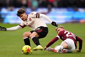 Milos Kerkes (Liverpool) và Jarrod Bowen (West Ham) ở trận lượt đi