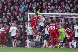 Trung vệ Van Dijk đánh đầu ghi bàn đưa tỷ số lên 2-0