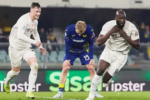 Romelu Lukaku giúp Napoli chấm dứt chuỗi trận không thắng với kết quả 2-1 trước Verona.