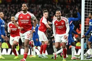 Bàn thắng trong hiệp 2 của Jurrien Timber giúp Arsenal tái lập khoảng cách 5 điểm so với Man.City.