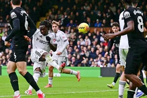 Iwobi (giữa, Fulham) ghi bàn vào lưới Tottenham