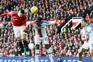 Benjamin Sesko (phải) lại ghi bàn giúp Manchester United thắng ngược Crystal Palace.