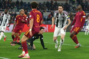 Juventus ngược dòng từ thế bị dẫn trước 2 bàn để hòa 3-3 trên sân AS Roma.