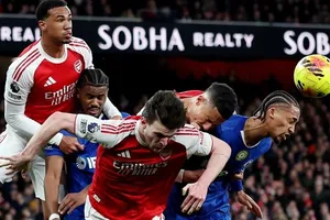 Các cầu thủ Chelsea bị đối thủ Arsenal ôm chặt đến mức không thể vùng vẫy