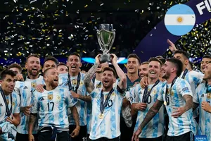 Lionel Messi và Argentina đánh bại Italy 3-0 nâng cao cúp Finalissima tại Wembley vào năm 2022.