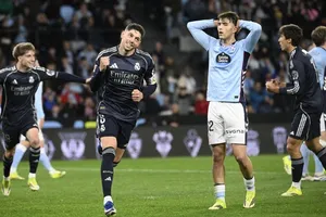 Bàn thắng phút bù giờ của Federico Valverde giúp Real Madrid thắng 2-1 tại Celta Vigo.