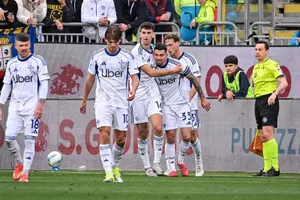 Como thắng 2-1 tại Cagliari qua đó san bằng điểm số ở vị trí thứ 4 Serie A. 