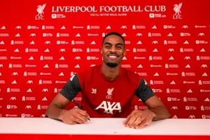 Gravenberch hạnh phúc khi ký hợp đồng triển hạn với Liverpool.