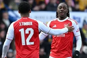 Eberechi Eze ăn mừng bàn thắng