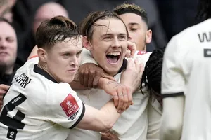 Đội bóng hạng 3 Port Vale đánh bại Sunderland của Ngoại hạng Anh với tỷ số 1-0.