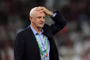 HLV Graham Arnold đang kêu gọi FIFA giúp đỡ đội tuyển Iraq vì cuộc xung đột quân sự tại khu vực.