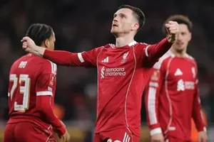 Andy Robertson ăn mừng bàn thắng trên sân Wolves