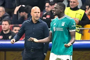 HLV Arne Slot trong trận thua 0-1 của Liverpool tại Galatasaray ở vòng bảng.