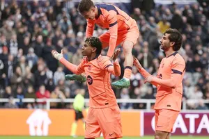 Lamine Yamal sút thắng quả phạt đền ở phút 90+6 giúp Barcelona hòa 1-1 tại Newcastle.