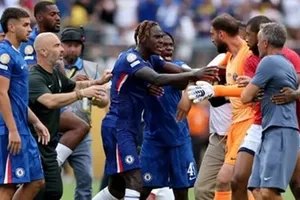 HLV Luis Enrique (PSG, bên phải) tham gia cuộc xô xát với Chelsea