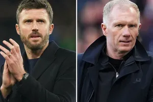 HLV Michael Carrick gạt bỏ những lời chỉ trích từ người đồng đội cũ Paul Scholes.