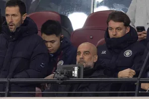 HLV Pep Guardiola ngồi trên khán đài theo dõi trận đấu vì bị cấm chỉ đạo