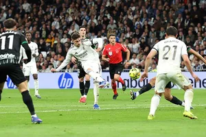 Federico Valverde ghi bàn thứ 5 trong 3 trận giúp Real Madrid đánh bại Elche 4-1.