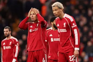 Liverpool tiếp tục phong độ đáng thất vọng khi để thủng lưới bàn thua muộn trong trận hòa Tottenham 1-1.