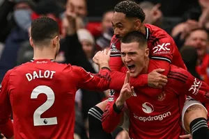 Benjamin Sesko và Matheus Cunha ăn mừng chiến thắng