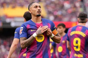 Raphinha lập hat-trick giúp Barcelona đánh bại Sevilla 5-2 qua đó tái lập khoảng cách 4 điểm với Real Madrid.