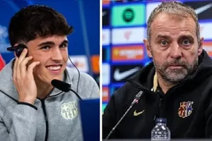 Trung vệ Pau Cubarsi và HLV Hansi Flick