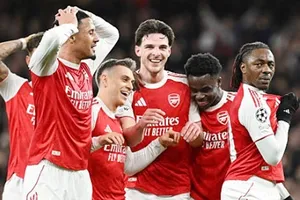 Arsenal đã lọt vào tứ kết Champions League bằng chiến thắng 2-0 trước Bayer Leverkusen.