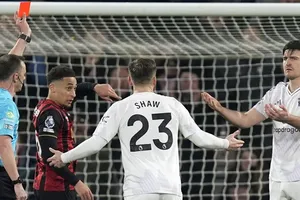 Harry Maguire nhận thẻ đỏ khiến Man.United hòa 2-2 trên sân Bournemouth.