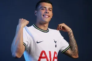 Pedro Porro vui mừng trước bầu không khí chiến thắng ở Gà trống