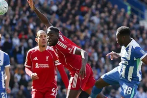 Danny Welbeck (18) đánh đầu mở tỷ số cho Brighton