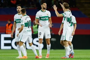 Elche thoát khỏi khu vực xuống hạng ở La Liga bằng chiến thắng 2-1 trước Mallorca.