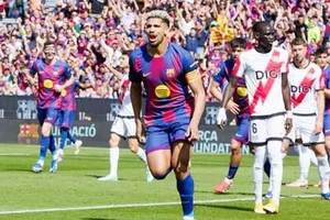 Ronald Araujo ghi bàn quyết định giúp Barcelona thắng 1-0 trước Rayo Vallecano.