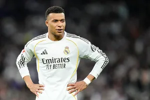 Kylian Mbappe phủ nhận các báo cáo cho rằng chấn thương đầu gối của anh đã bị chẩn đoán sai.