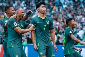 Bolivia lội ngược dòng đánh bại Suriname 2-1 để giành vé vào chung kết gặp Iraq.