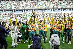 Senegal mừng cúp vô địch Cúp bóng đá châu Phi trước hàng ngàn người hâm mộ tại Pháp.