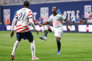 Jeremy Doku (phải) đã hành hạ hàng thủ tuyển Mỹ trong suốt 70 phút hiện diện trên sân