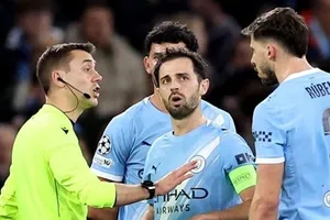 Bernardo Silva (giữa) là nhân tố không thể thay thế ở Manchester City